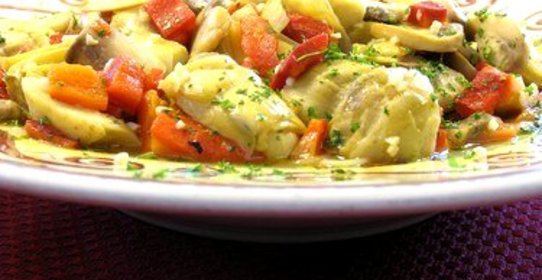 Салат из пенне, вяленых томатов и артишоков