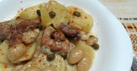 Мясное рагу с фасолью и каперсами в сметанном соусе