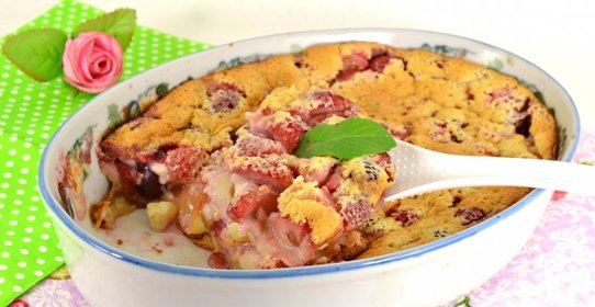 Клафути с черешней и клубникой