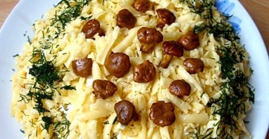 Салат с лисичками и сыром