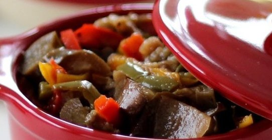 Болгарский перец с баклажанами, тушенный в белом вине