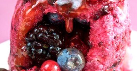 Летний хлебный пудинг с ягодами