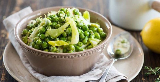 Гарнир из сельдерея и зеленого горошка