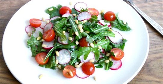 Руккола с редисом и помидорами