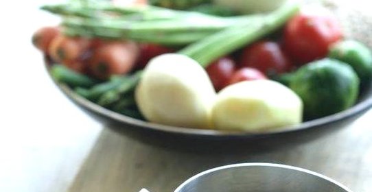 Молодые овощи с перловкой и йогуртовым соусом