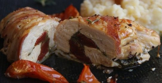 Куриное филе, фаршированное вялеными помидорами