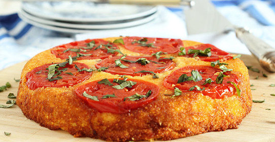 Кукурузный хлеб с томатами