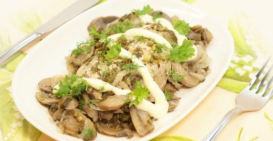 Куриное филе с грибами, запеченное в фольге