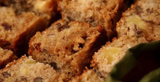 Яблочный пирог с орехами и изюмом