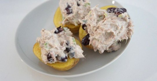 Картофель с рыбным салатом