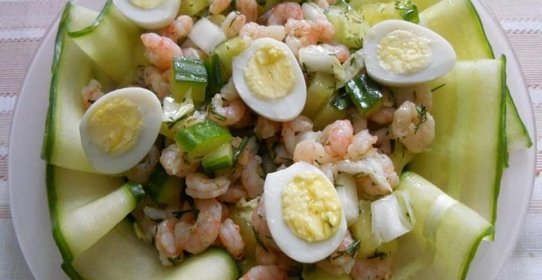 Салат с креветками и китайской капустой