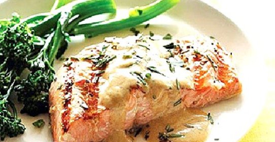 Лосось под огуречным соусом