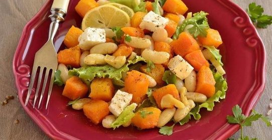 Теплый салат с тыквой и белой фасолью