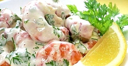 Салат с креветками, помидорами и паприкой