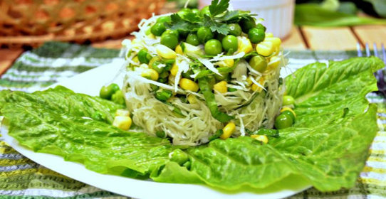 Салат с курицей и имбирными фруктами