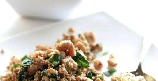 Салат с травами, рубленой курицей и пряной заправкой