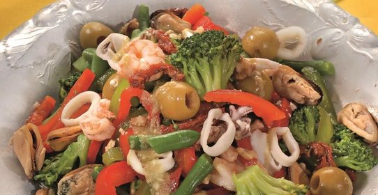 Салат из морепродуктов с овощами