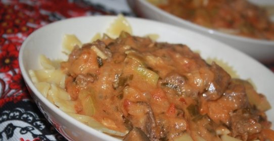 Говядина с овощами в томатно-сметанном соусе в мультиварке