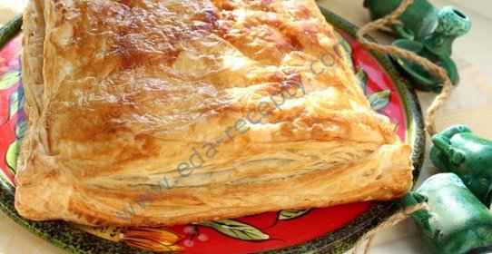 Греческий пирог из слоеного теста с фаршем