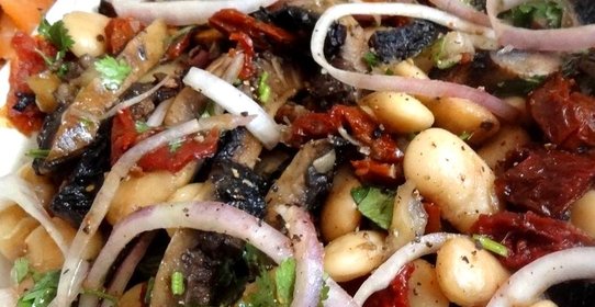 Салат из белой фасоли, портобелло гриль и вяленых помидоров