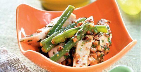 Салат из зеленой фасоли с индейкой и фундуком