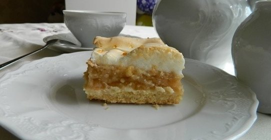 Яблочный пирог с меренгами
