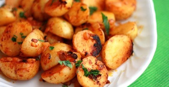 Картофель с паприкой и чесноком на скорую руку