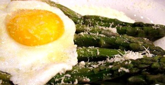 Спаржа с яйцом