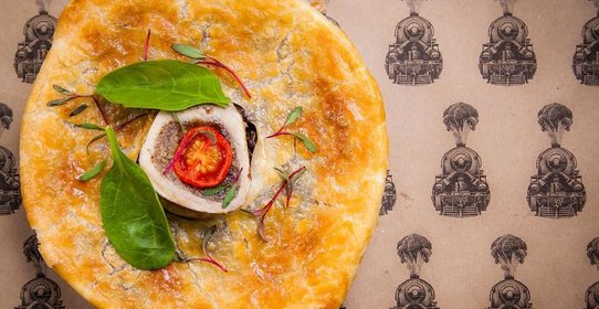 Шотландский мясной пирог с томленой говядиной на сахарной косточке