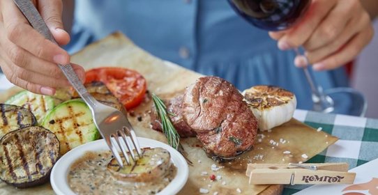 Медальоны из говядины с овощами гриль