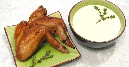 Крылышки с соусом из сыра с благородной плесенью