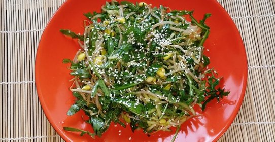 Салат с пророщенными бобами сои и руколой