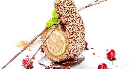 Шоколадный мусс с клюквой и лаймом