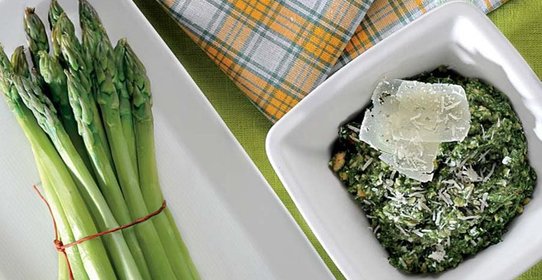 Паровая спаржа с дипом из шпината и фундука