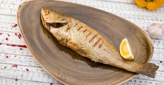 Пятнистый группер на гриле