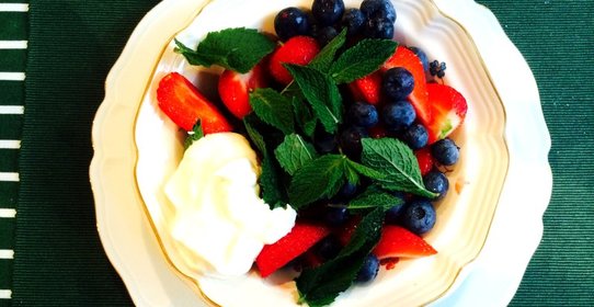 Утренний ягодный салат