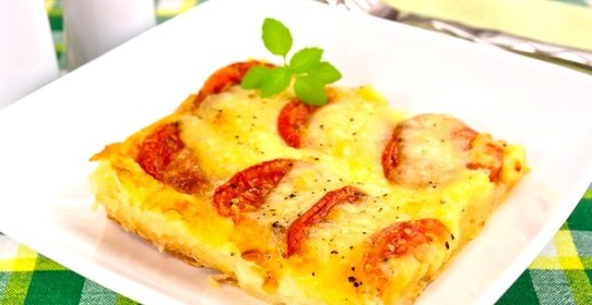 Слоеный пирог с моцареллой и помидорами