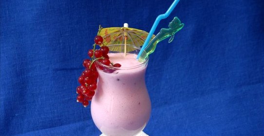 Коктейль с красной смородиной