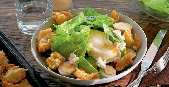 Салат с яйцами цесарки и гренками