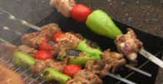 Шашлык, маринованный в соевом соусе, с овощами