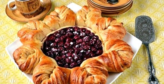 Плетёный вишнёвый пирог