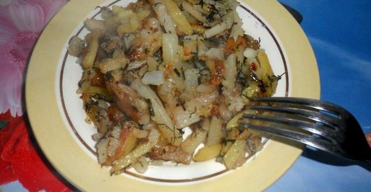 Жаренный картофель с луком и укропом