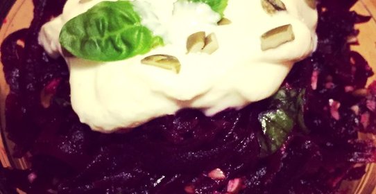 Салат из свеклы с тыквенными семечками и греческим йогуртом