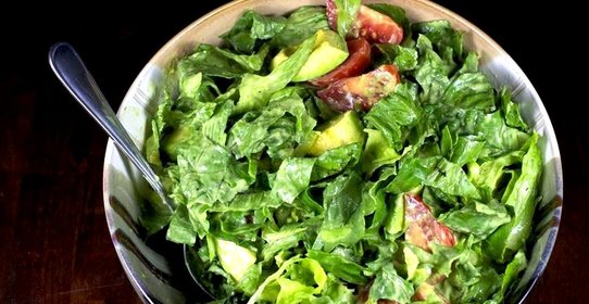 Зеленый салат с помидорами и авокадо