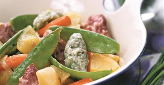 Рагу из телятины с молодыми овощами и клецками