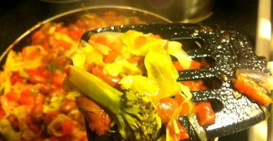 Молодая капуста, тушеная с красной фасолью