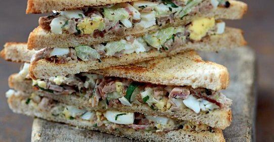 Сэндвич с яичным салатом и цесаркой