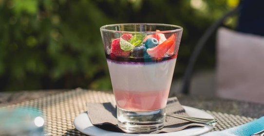 Цветочная панна-кота с малиновым муссом