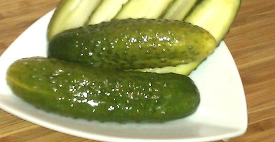 Малосольные огурцы с водкой