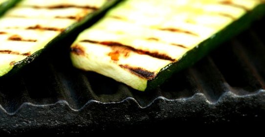 Овощи на гриле с песто из мяты и феты